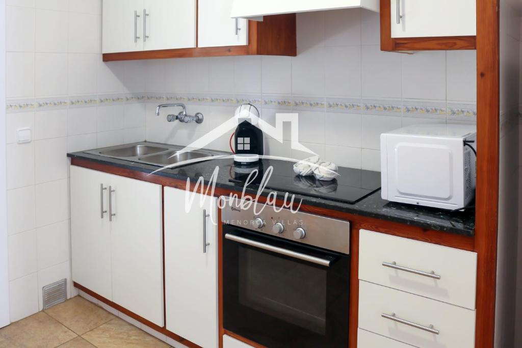 A kitchen or kitchenette at ViLLA DESI