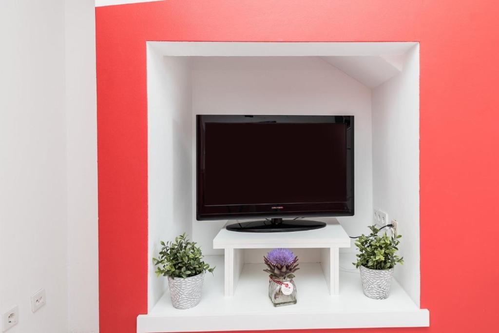 Televízia a/alebo spoločenská miestnosť v ubytovaní Family friendly apartments Kim - by TA Leut Agency