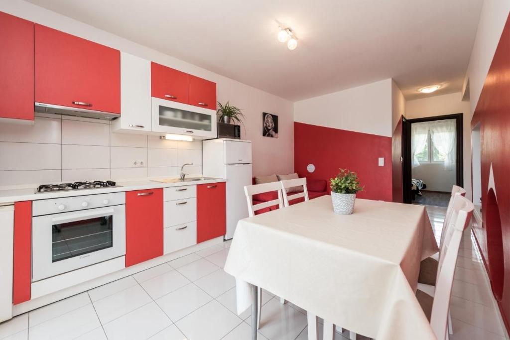 Kuchyňa alebo kuchynka v ubytovaní Family friendly apartments Kim - by TA Leut Agency