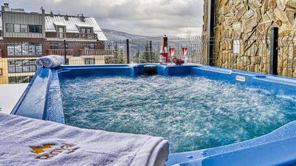 Φωτογραφία από το άλμπουμ του Apartament z prywatnym jacuzzi - Źródło Izery przy gondoli VIP Sauna, Siłownia, Bawialnia by Royal Aparts σε Swieradow-Zdroj