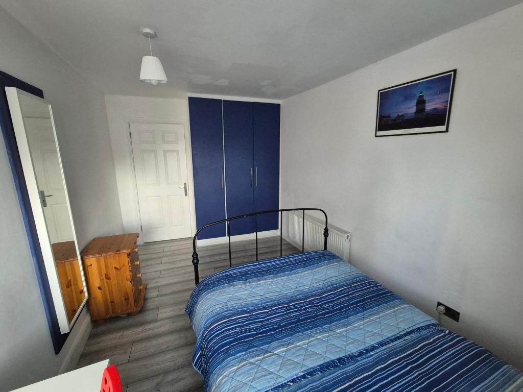Postel nebo postele na pokoji v ubytování Double room beside tramline