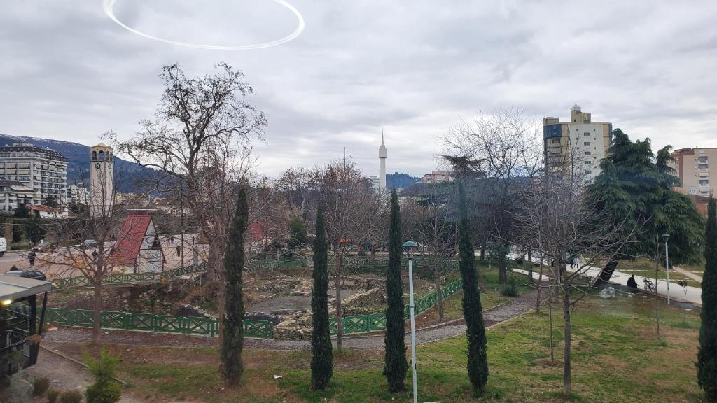 Nespecifikovaný výhled na destinaci Elbasan nebo výhled na město při pohledu z apartmánu