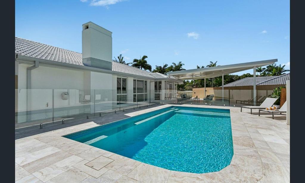 una piscina en el patio trasero de una casa en Family retreat in Burleigh, en Gold Coast