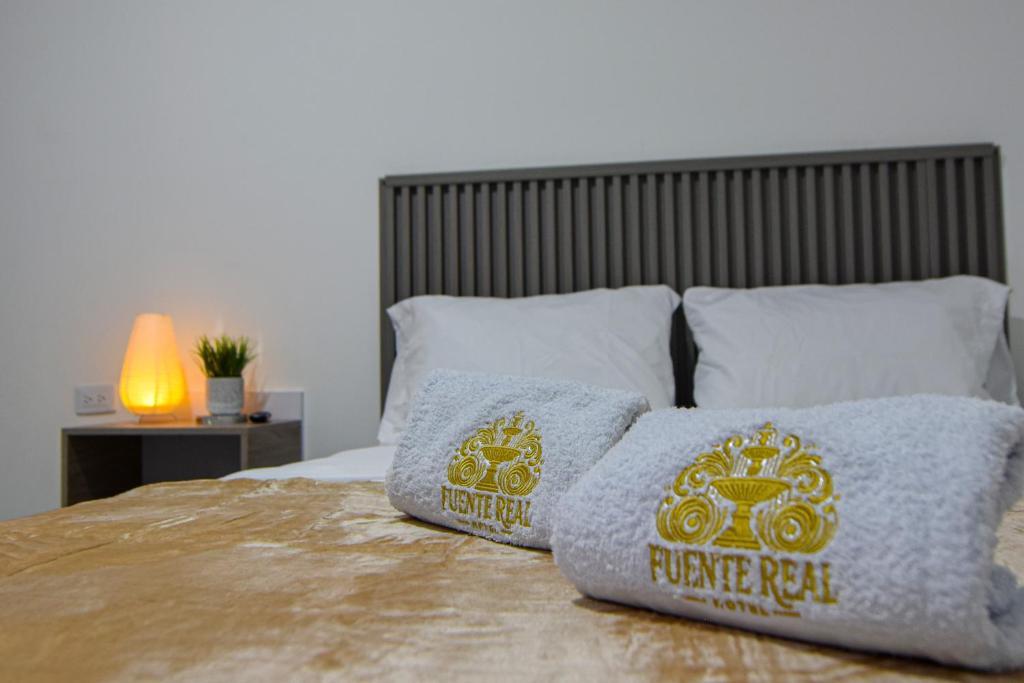 Postel nebo postele na pokoji v ubytování Hotel Fuente Real Popayán