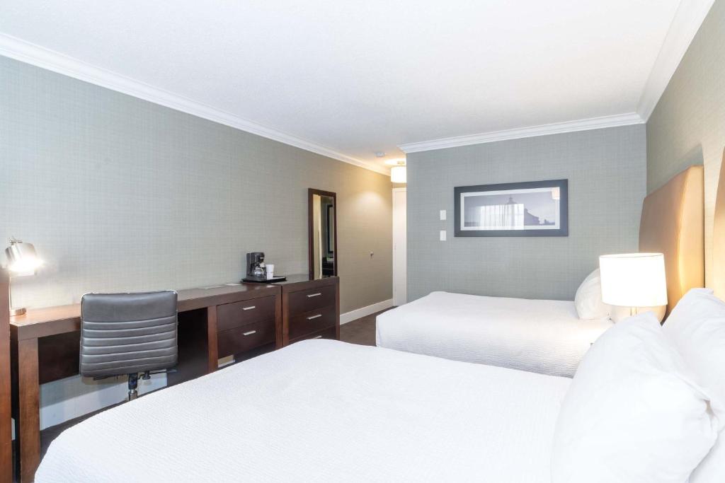 Postel nebo postele na pokoji v ubytování Sandman Hotel Vernon