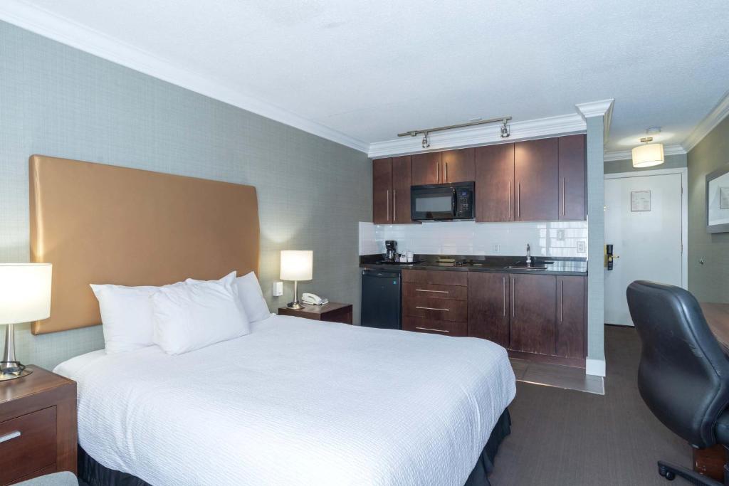 Kuchyň nebo kuchyňský kout v ubytování Sandman Hotel Vernon