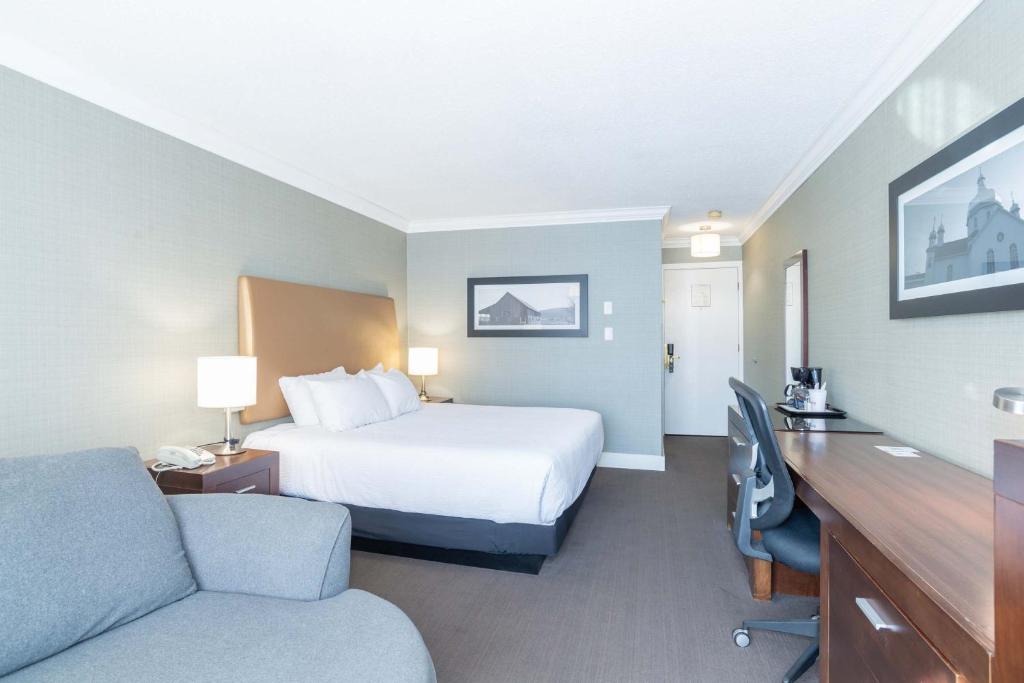 Postel nebo postele na pokoji v ubytování Sandman Hotel Vernon