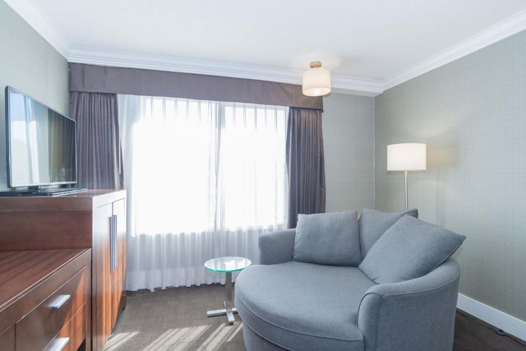 TV a/nebo společenská místnost v ubytování Sandman Hotel Vernon