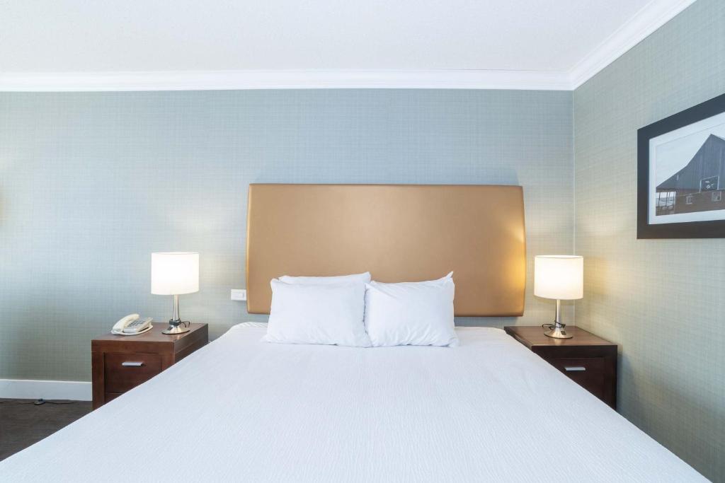 Postel nebo postele na pokoji v ubytování Sandman Hotel Vernon