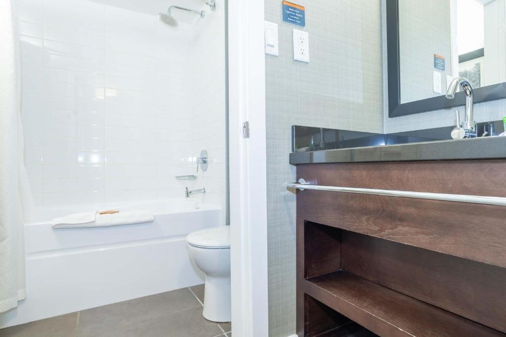 Koupelna v ubytování Sandman Hotel Vernon