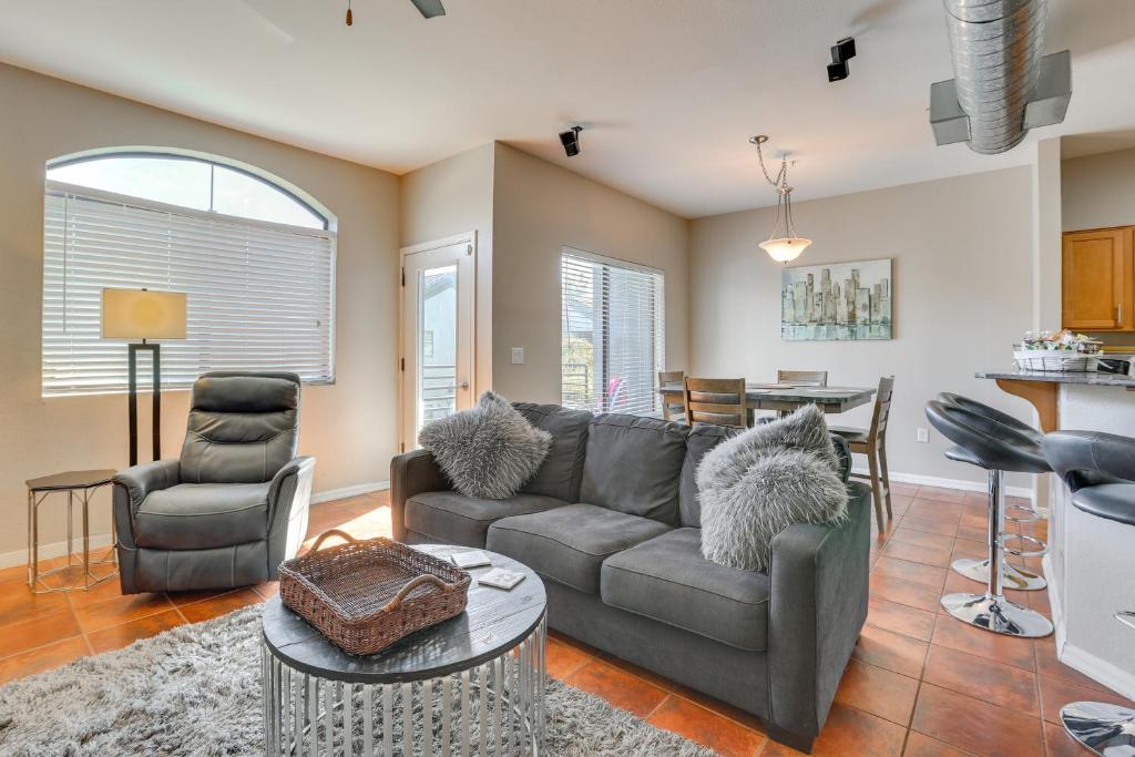 フェニックスにあるLess Than 1 Mi to Biltmore Fashion Park Condo with Pool!のソファとテーブルのあるリビングルーム