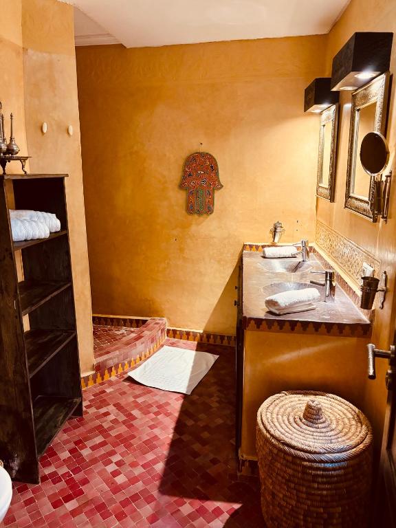 Postel nebo postele na pokoji v ubytování Riad Basidi piscine chauffée sur le toit de la médina