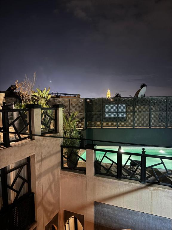 Bazén v ubytování Riad Basidi piscine chauffée sur le toit de la médina nebo v jeho okolí