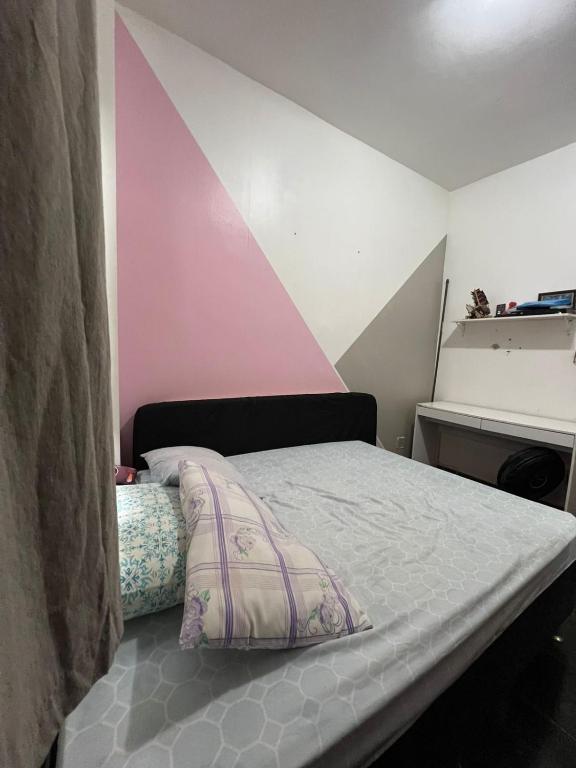 Postel nebo postele na pokoji v ubytování Quarto aconchegante