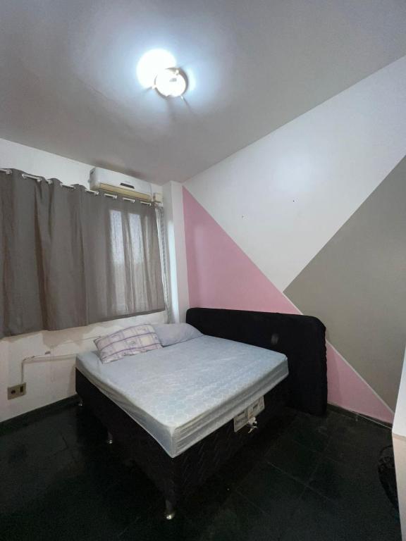 Postel nebo postele na pokoji v ubytování Quarto aconchegante