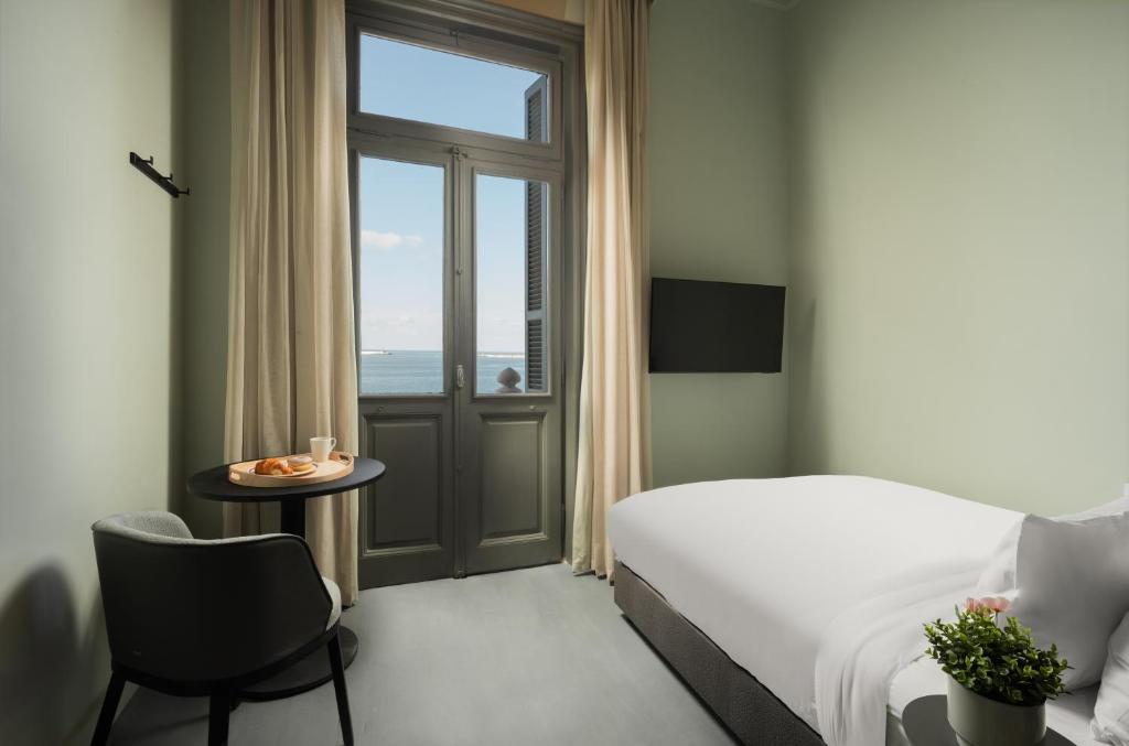 Postel nebo postele na pokoji v ubytování grey l studio apartments Corniche Alexandria