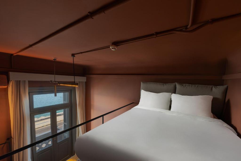 Postel nebo postele na pokoji v ubytování grey l studio apartments Corniche Alexandria