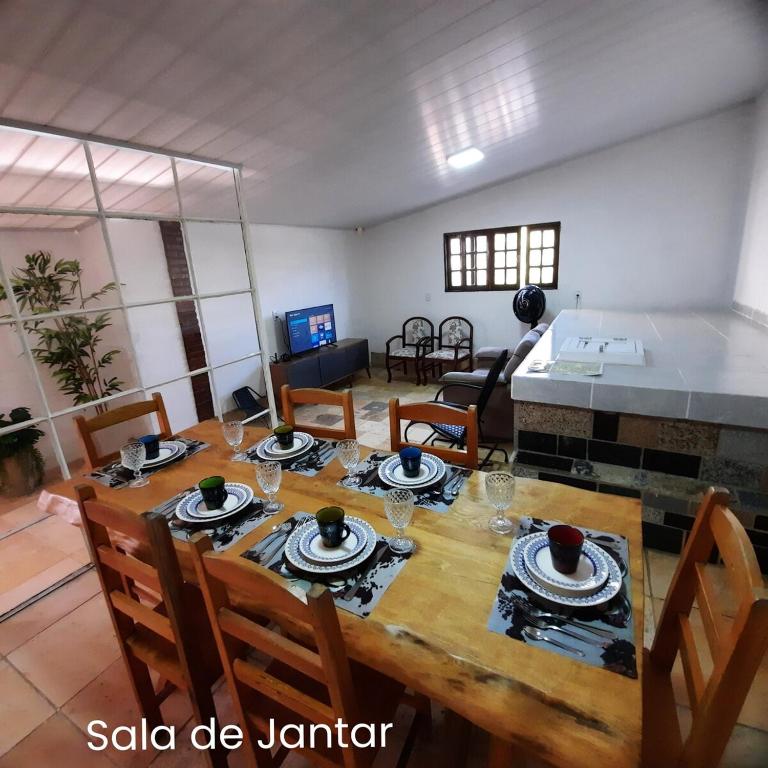 a dining room with a wooden table and chairs at Ap no Petrópolis, perto de tudo em Caruaru in Caruaru