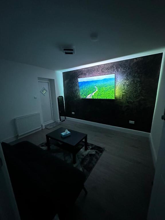 Et tv og/eller underholdning på Modern Cozy One Bedroom Apartment