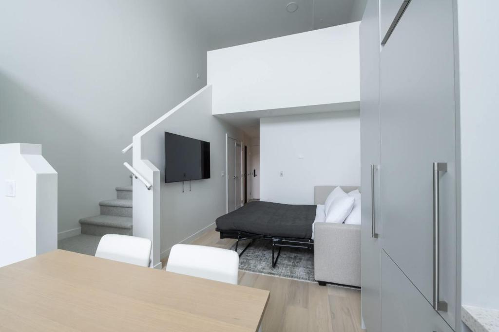 TV a/nebo společenská místnost v ubytování Loft Suite in the Crescent