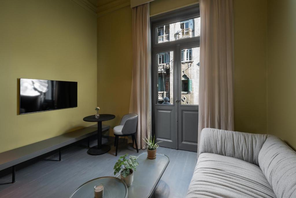 TV a/nebo společenská místnost v ubytování grey l studio apartments Corniche Alexandria