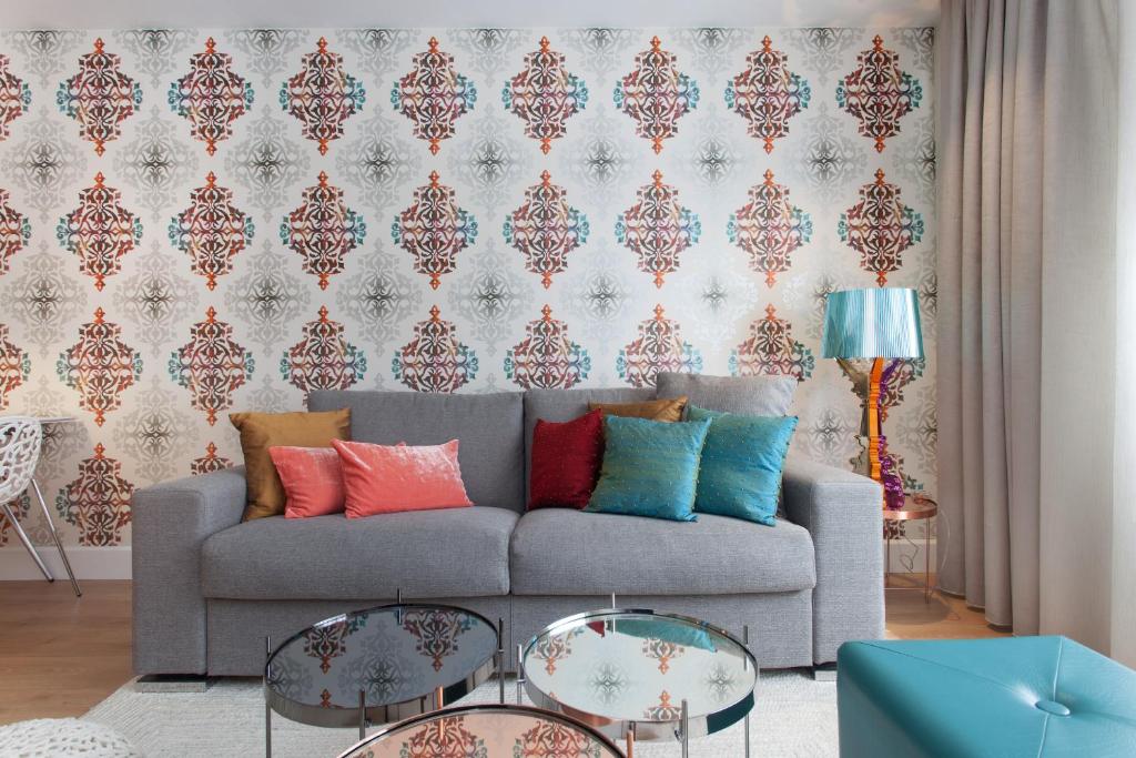 uma sala de estar com um sofá com almofadas coloridas em Passeig de Gracia Apartment em Barcelona