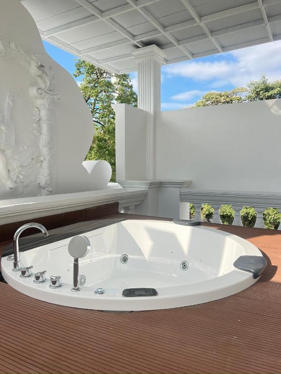 V20 Boutique Jacuzzi Hotel - Resim 43