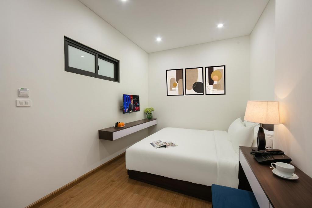 Postel nebo postele na pokoji v ubytování Queen Cafe Hotel