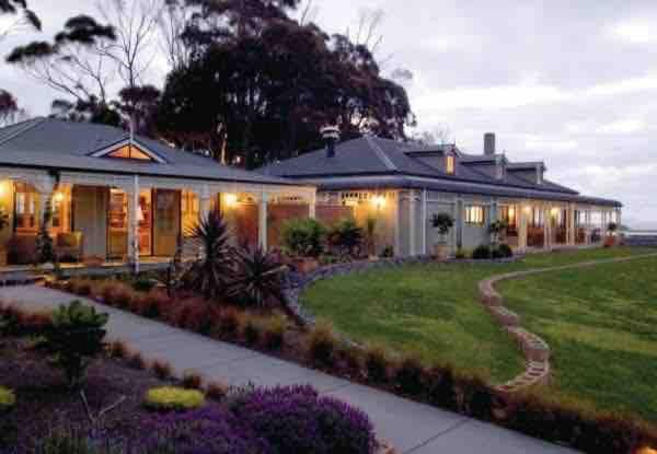 ein großes Haus mit einem Garten davor in der Unterkunft Coastal Charm Escape in Karikari Peninsula