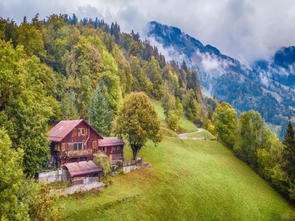 Fotografie z fotogalerie ubytování Chalet in Rossiniere near Glacier & Lake v destinaci Rossinière