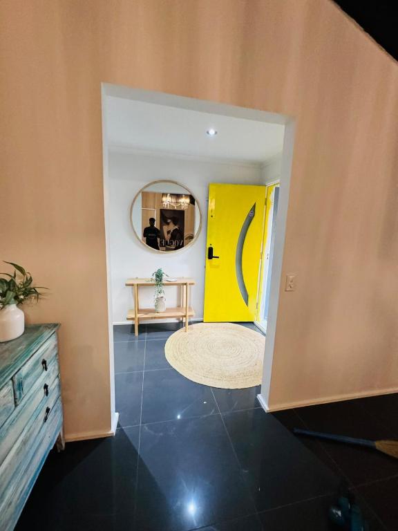 Televiisor ja/või meelelahutuskeskus majutusasutuses Modern Escape with Open Yard