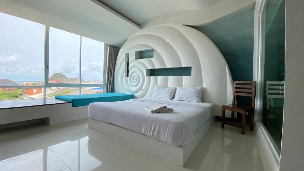 Postel nebo postele na pokoji v ubytování O-Bay Design Hotel Prachuap