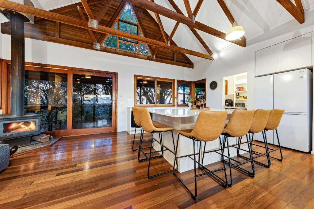Wolvi的住宿－Mountain Retreat with ocean views and fireplace，相簿中的一張相片