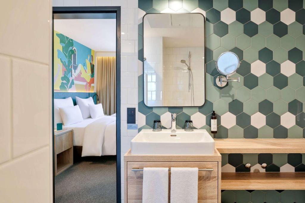 Łóżko lub łóżka w pokoju w obiekcie Spark by Hilton Vienna Messe Prater