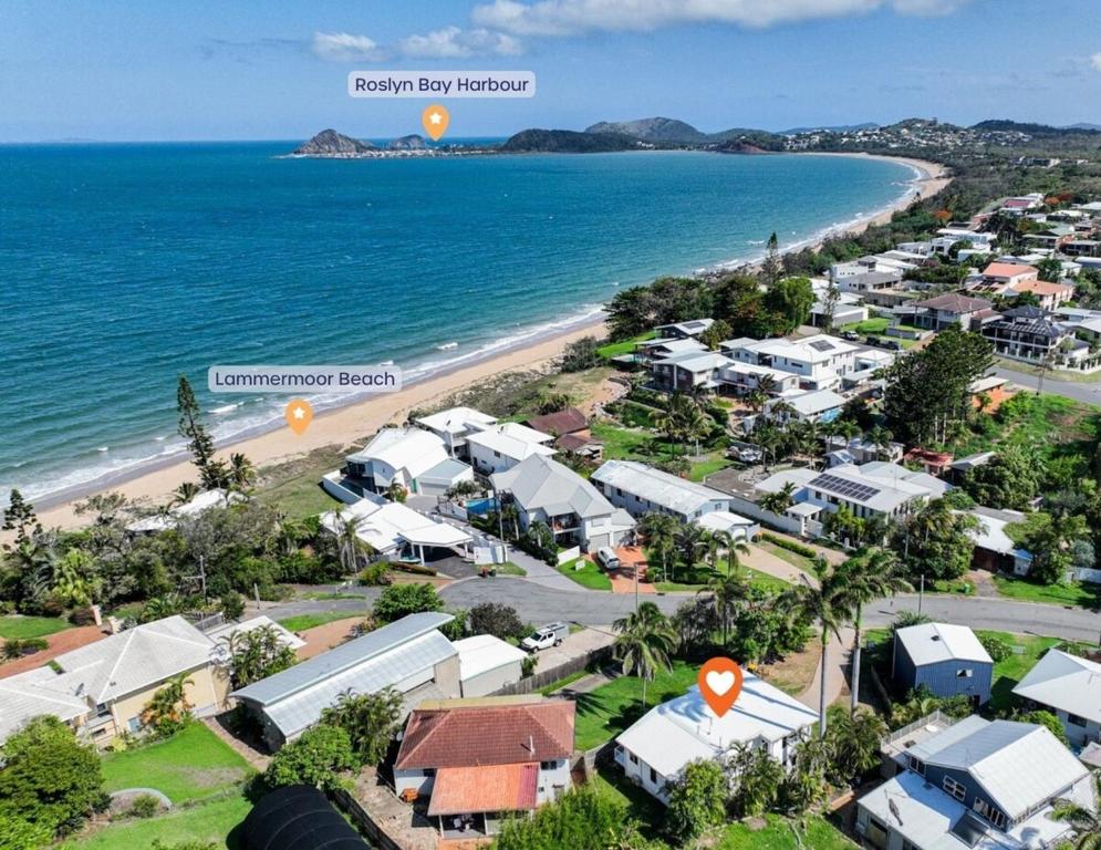 een luchtzicht op een strand met huizen en de oceaan bij Serenity Cottage Beach Escape in Yeppoon