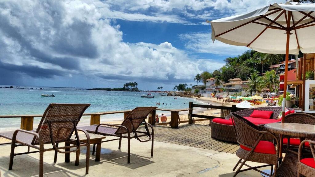 een terras met stoelen en tafels op een strand bij Pousada Morena in Morro de São Paulo