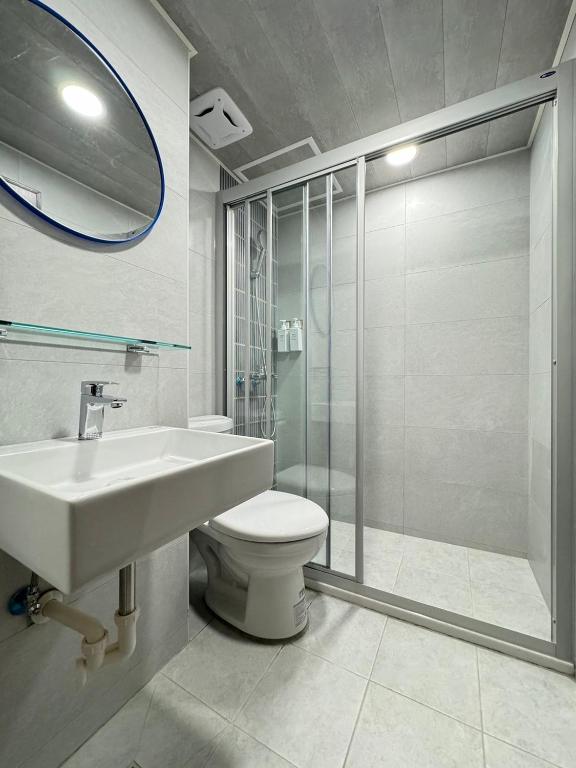 un bagno con wc, lavandino e doccia di Yoshi Hotel - Tainan Sinmei Branch a Tainan