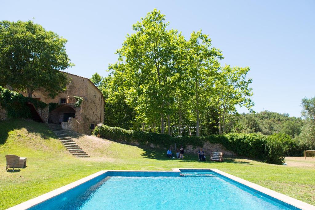 una piscina en el patio de una casa en Can Margarit, en Calonge