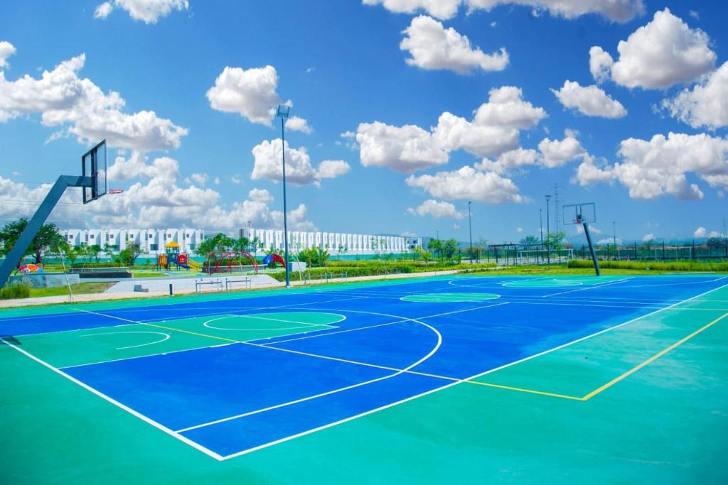 an empty basketball court with clouds in the sky at Casa Moderna con Alberca en Morelos in Xochitepec