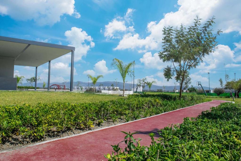 a path in a park with a playground at Casa Moderna con Alberca en Morelos in Xochitepec