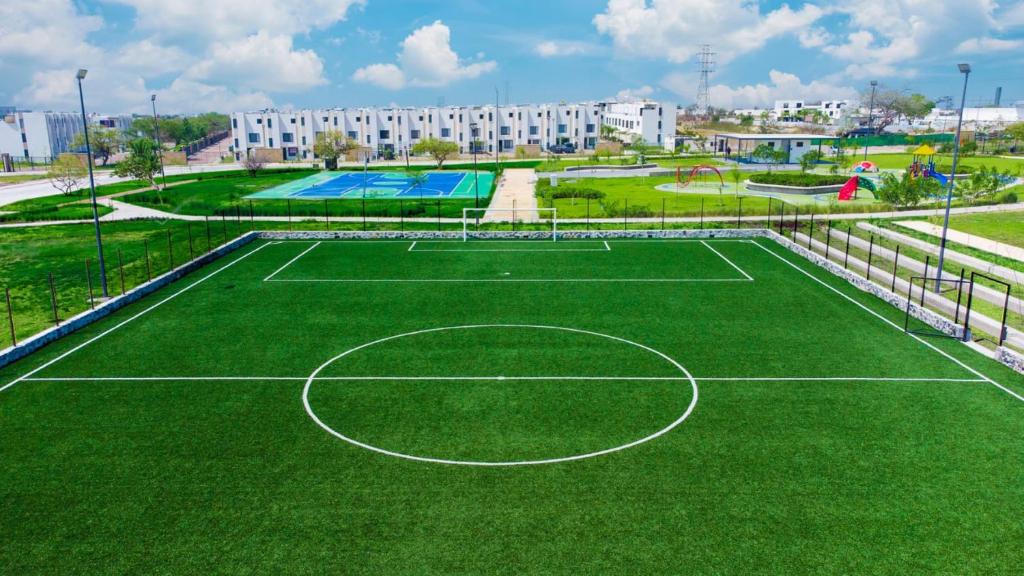 a tennis court in a park with a building at Casa Moderna con Alberca en Morelos in Xochitepec