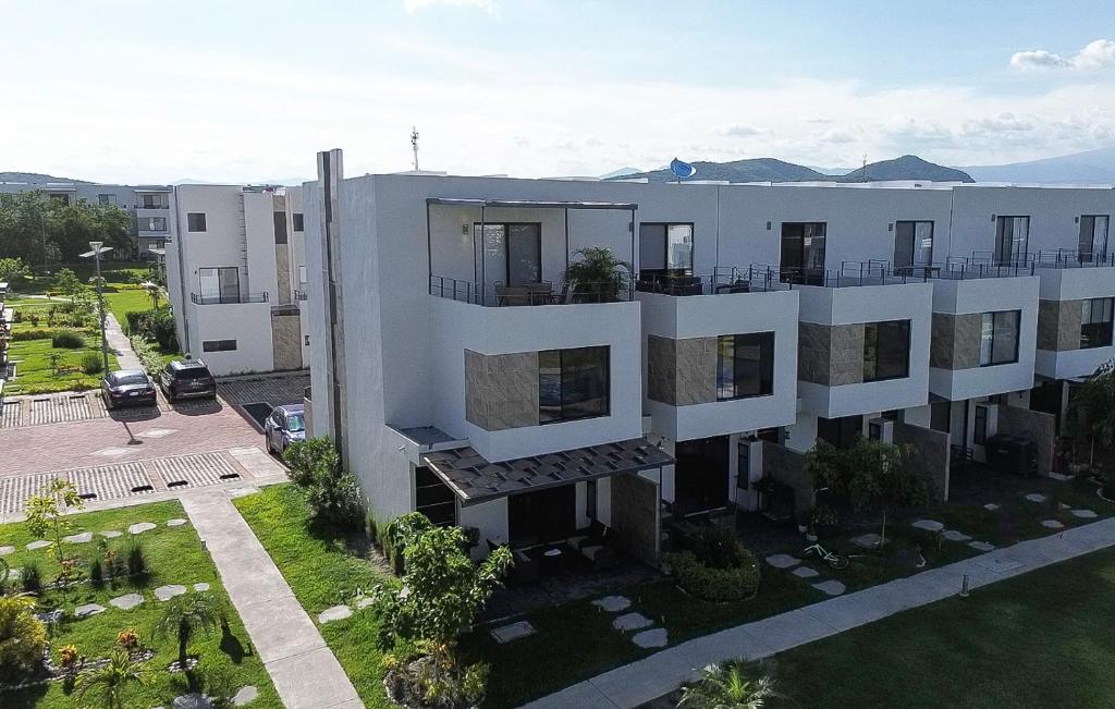 an aerial view of a building at Casa Moderna con Alberca en Morelos in Xochitepec