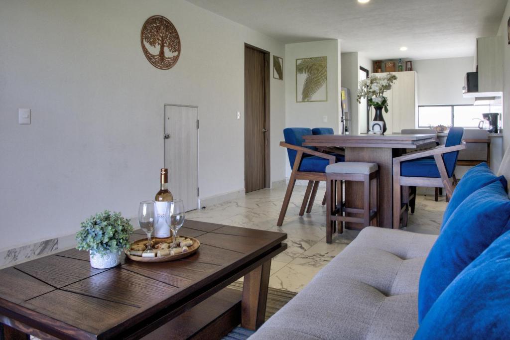 a living room with a couch and a table at Casa Moderna con Alberca en Morelos in Xochitepec