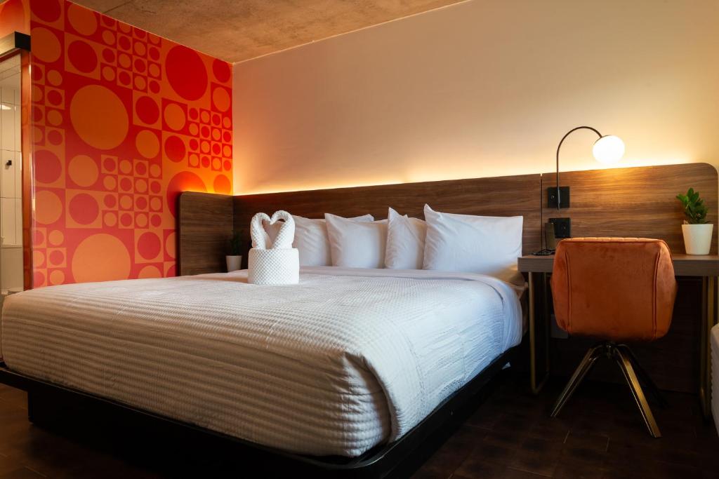 Postel nebo postele na pokoji v ubytování The Alice Hotel