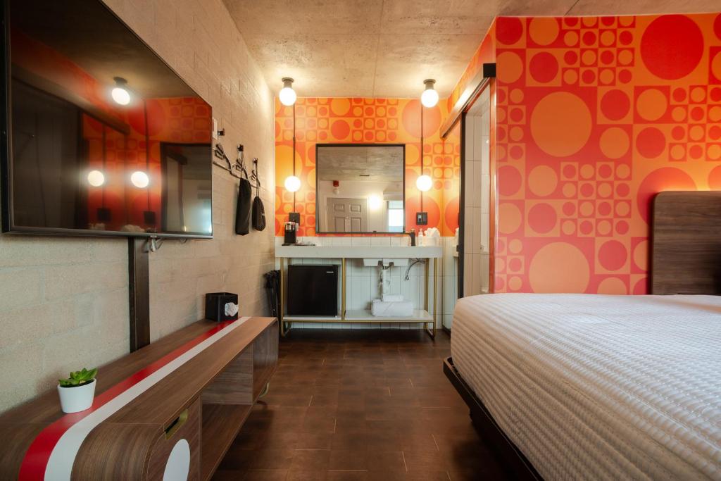 Postel nebo postele na pokoji v ubytování The Alice Hotel