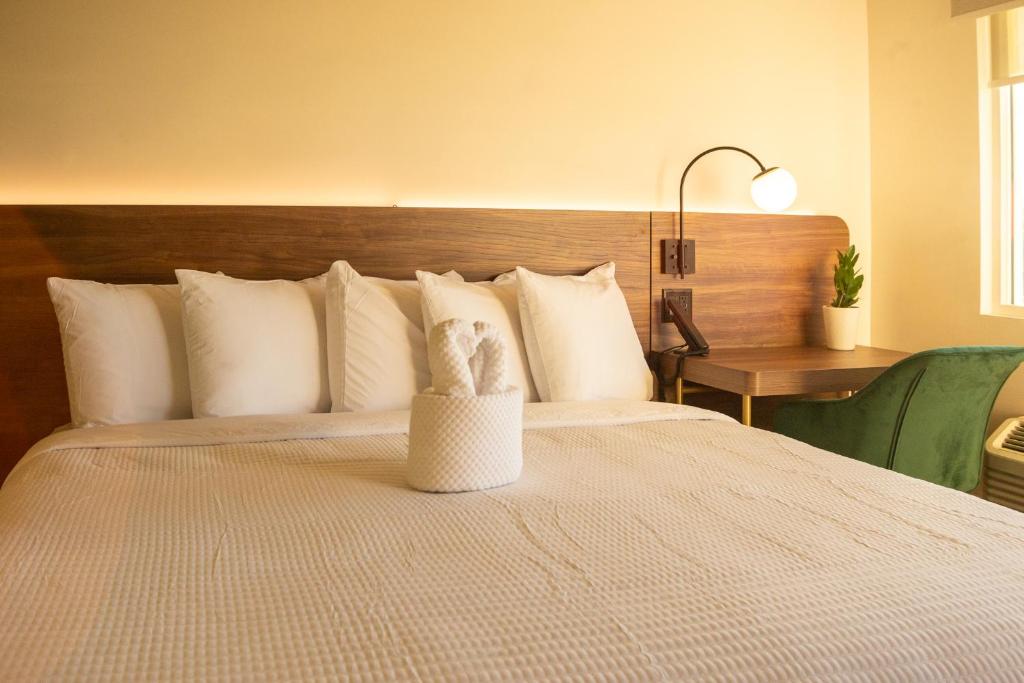 Postel nebo postele na pokoji v ubytování The Alice Hotel