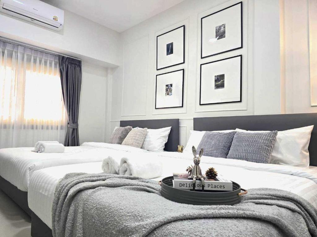 a bedroom with two beds and a table on the bed at Arun Sa Wad - Chinatown House in Bangkok