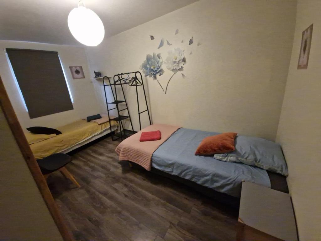 a small bedroom with a bed and a chalkboard at Villa Boubou 10 chambre in Troarn