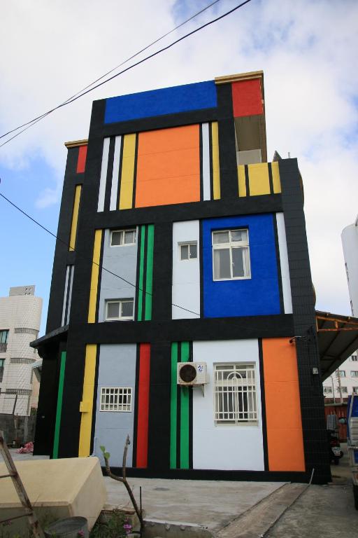 un edificio pintado como una casa de lego en The Beauty of Basalt B&B, en Magong