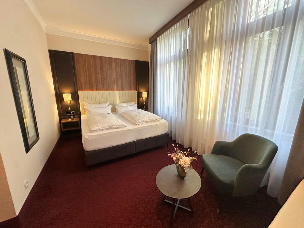 Postel nebo postele na pokoji v ubytování Hotel Am Schloss Aurich